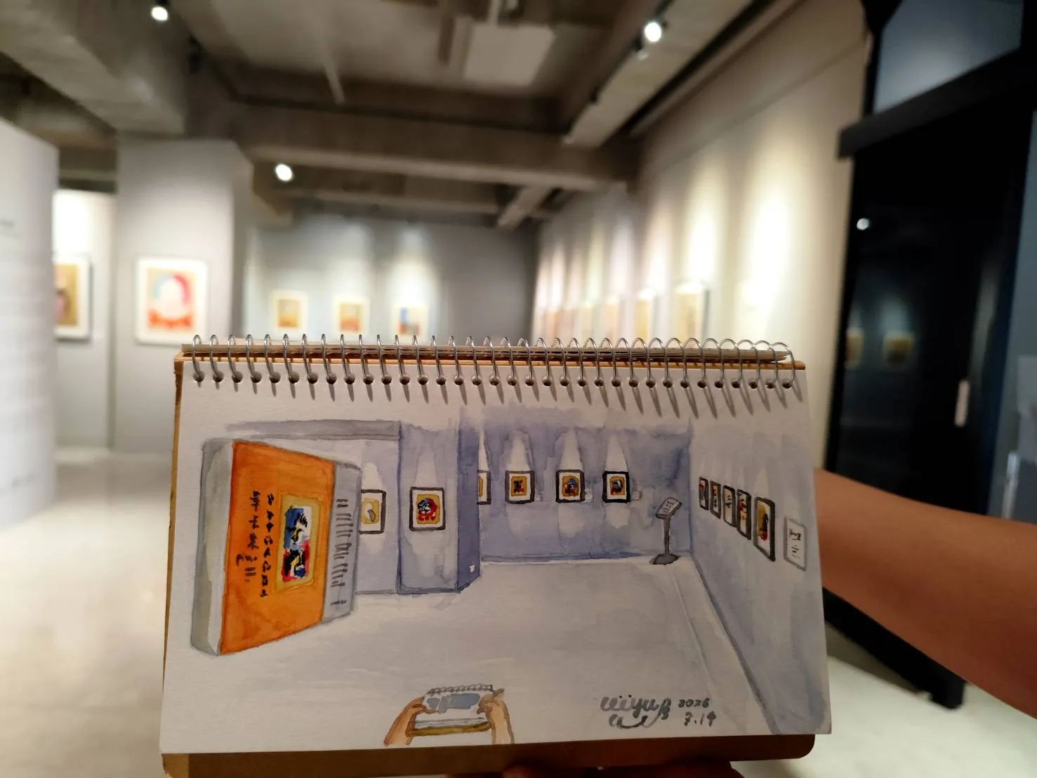 繪畫創作者在展場以筆記本畫下展覽一隅。(圖/莉瓷藝博物館提供)