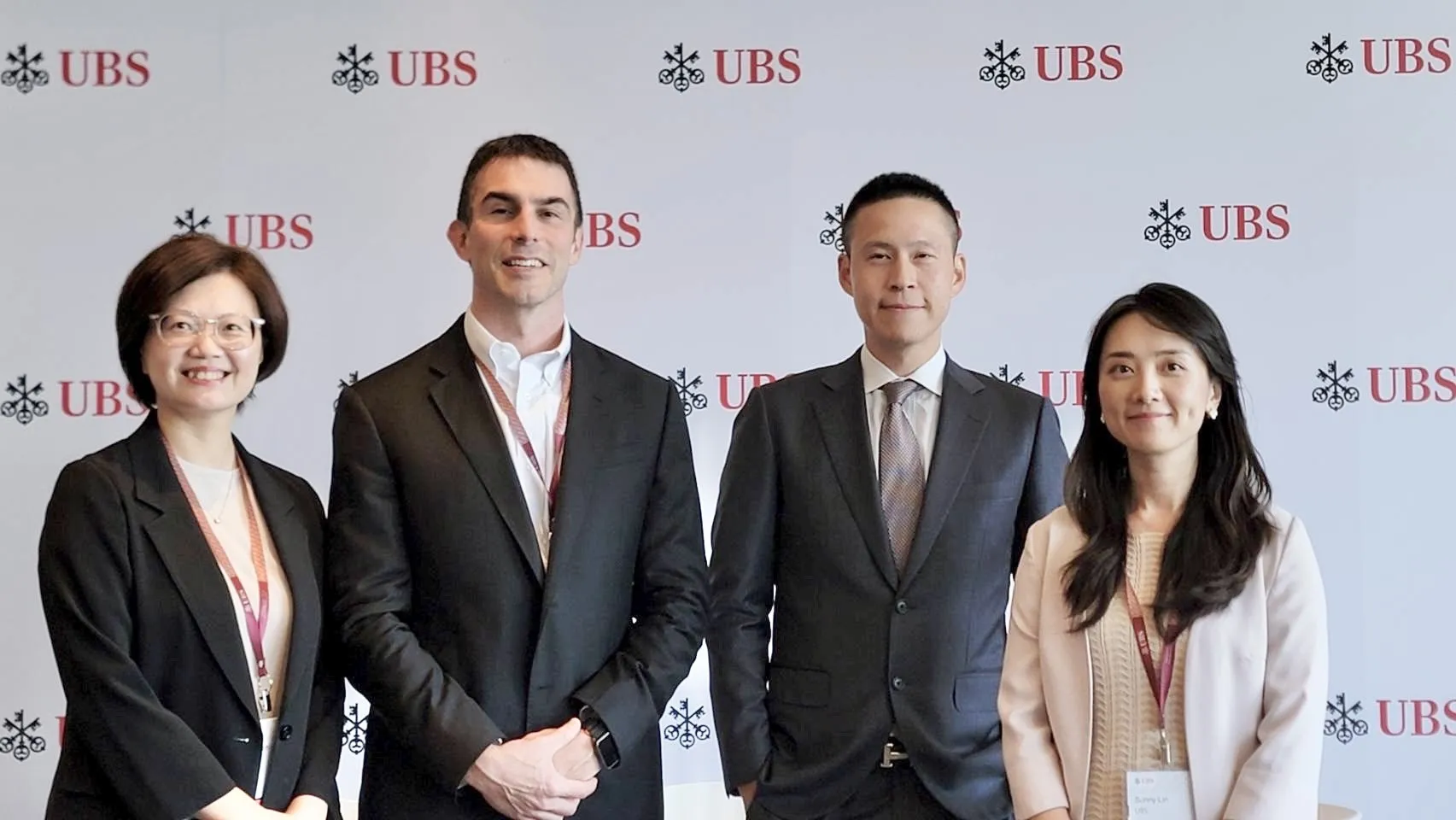 瑞銀(UBS)於2026年9月16日舉行年度台灣高峰會的記者會,左起為瑞銀台灣策略與產業分析師陳玟瑾、台灣研究主管艾藍迪、瑞銀證券台北分公司總經理宋鼎文,與瑞銀台灣科技產業分析師林莉鈞。(瑞銀提供)
