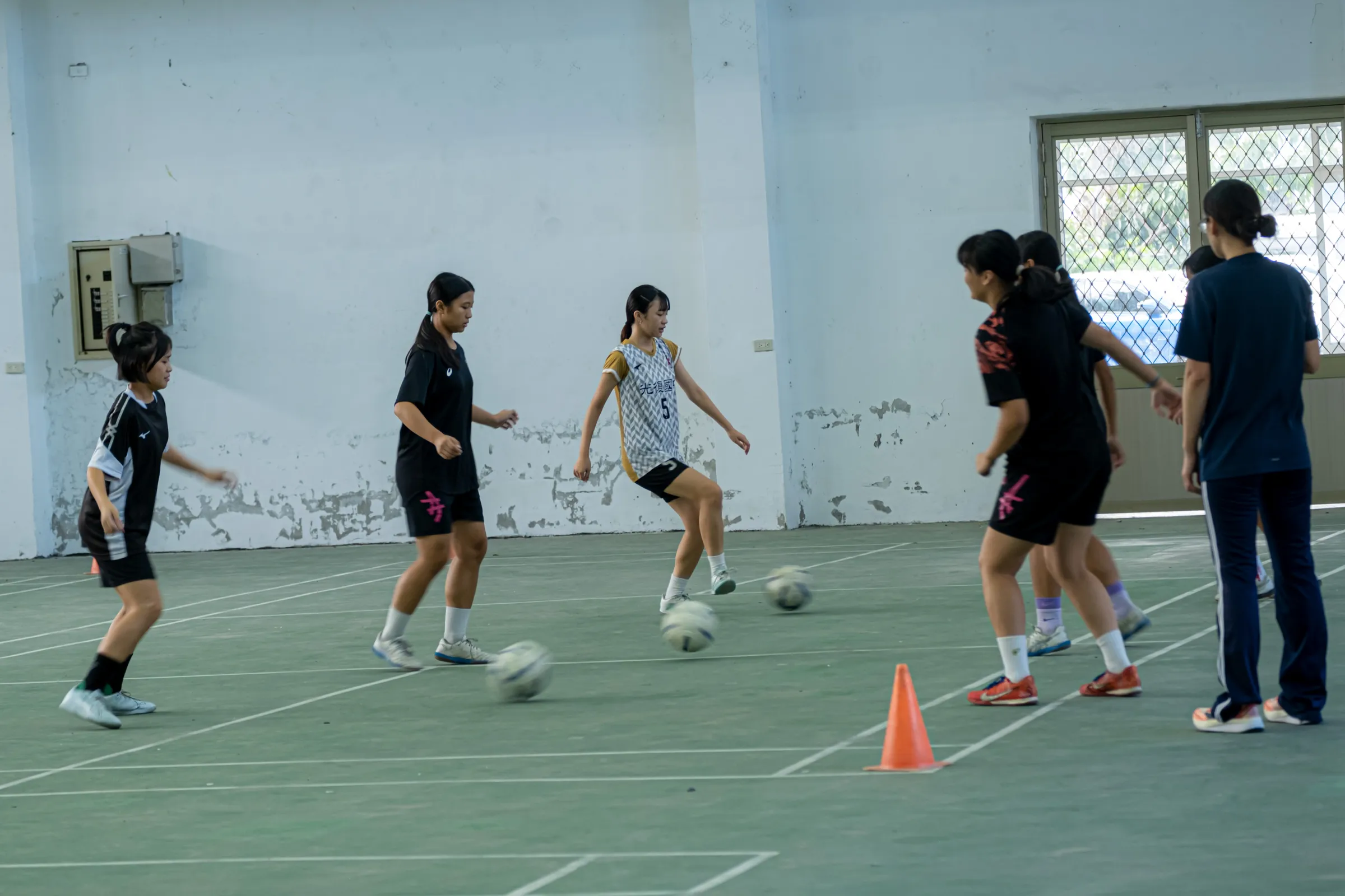 20260914-《新新聞》14日赴花蓮縣立光復國中採訪,圖為光復國中女足隊的訓練情形。(劉偉宏攝)