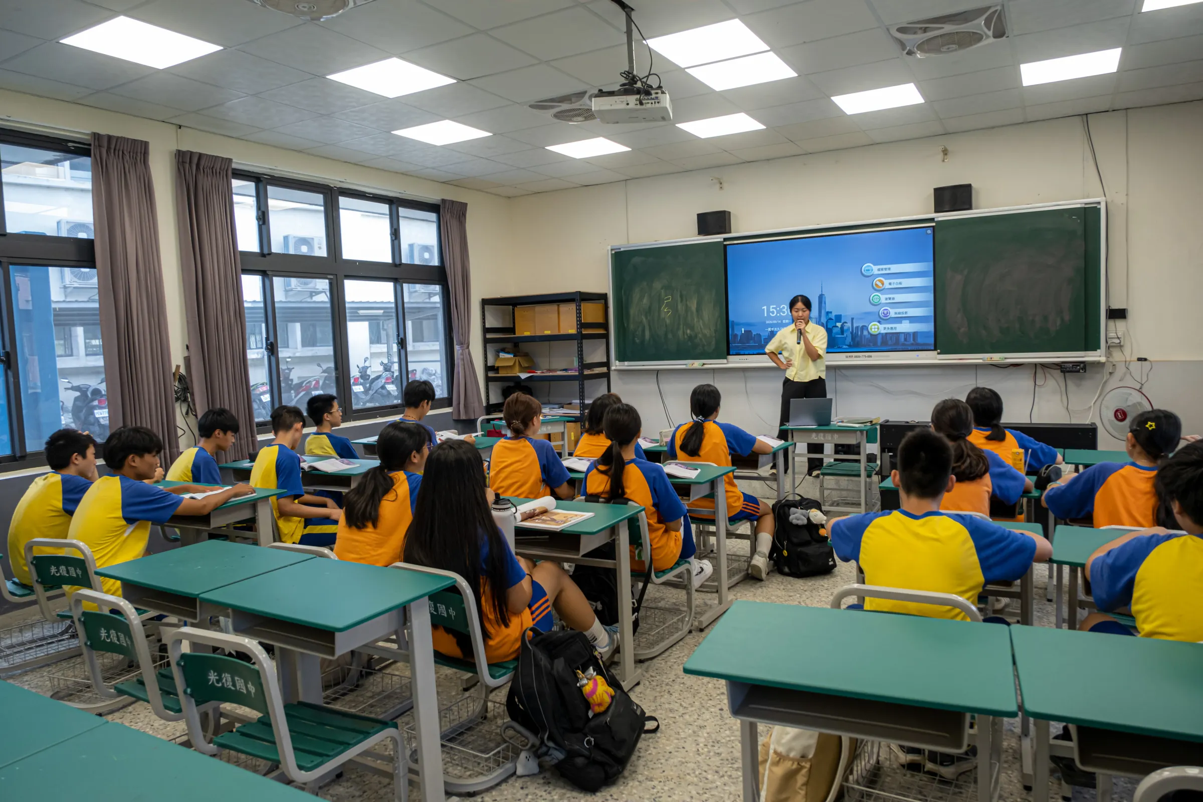 20260914-《新新聞》14日赴花蓮縣立光復國中採訪,圖為老師與學生在重建後的音樂室上課。(劉偉宏攝)