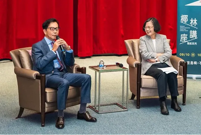 富邦集團董事長蔡明忠與前總統蔡英文在台大椰林講座相見歡。(台大提供)