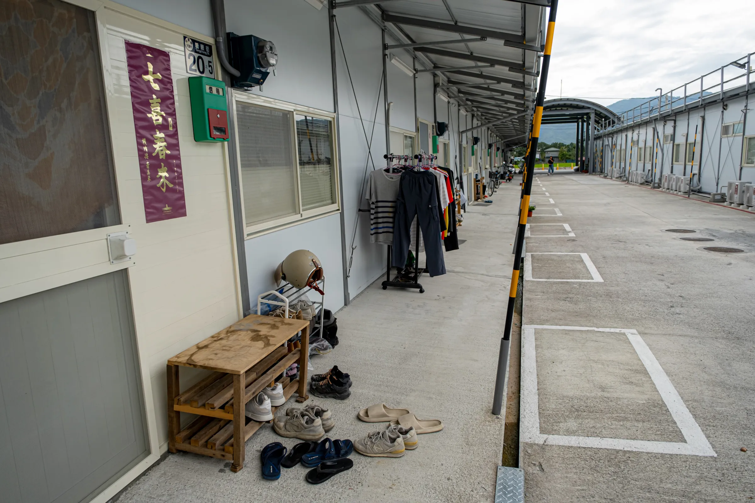 20260915-0923花蓮光復洪災受災戶夫婦陳春龍、巴阿妹15日接受《新新聞》採訪,圖為受災戶目前居住的中繼屋。(劉偉宏攝)
