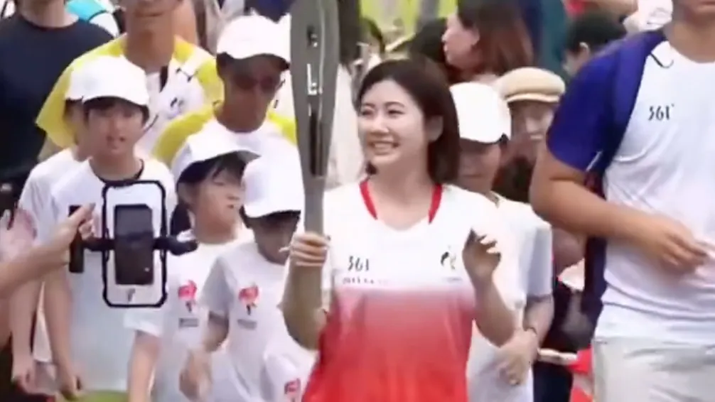 福原愛近期重返日本電視節目,又參與愛知名古屋亞運聖火傳遞。(圖/翻攝自微博)