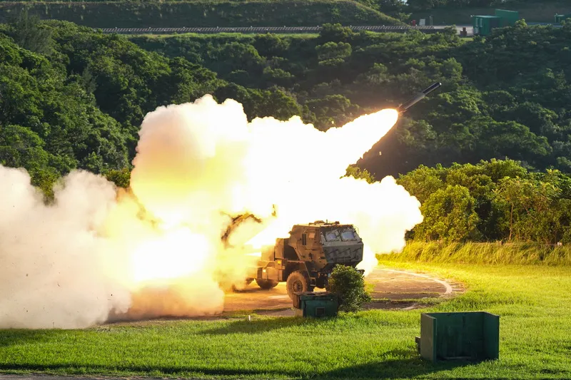 海馬士多管火箭系統發射訓練彈 國軍18日進行「115年三軍聯合精準飛彈射擊」,陸軍海馬士多管火箭系統對海上目標射擊M28訓練彈進行訓練。(總統府提供)中央社記者吳書緯傳真115年9月18日