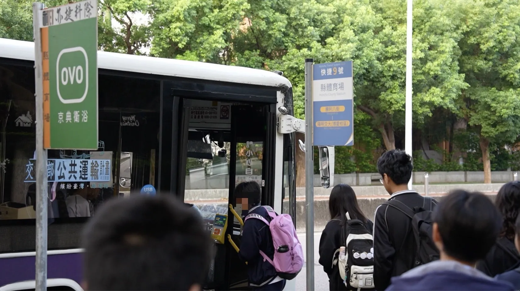 吳旭智走訪快捷9號縣體育場站,關注學生通學需求,主張從公車增班進一步整合竹北通學路網。(照片/吳旭智競辦提供)
