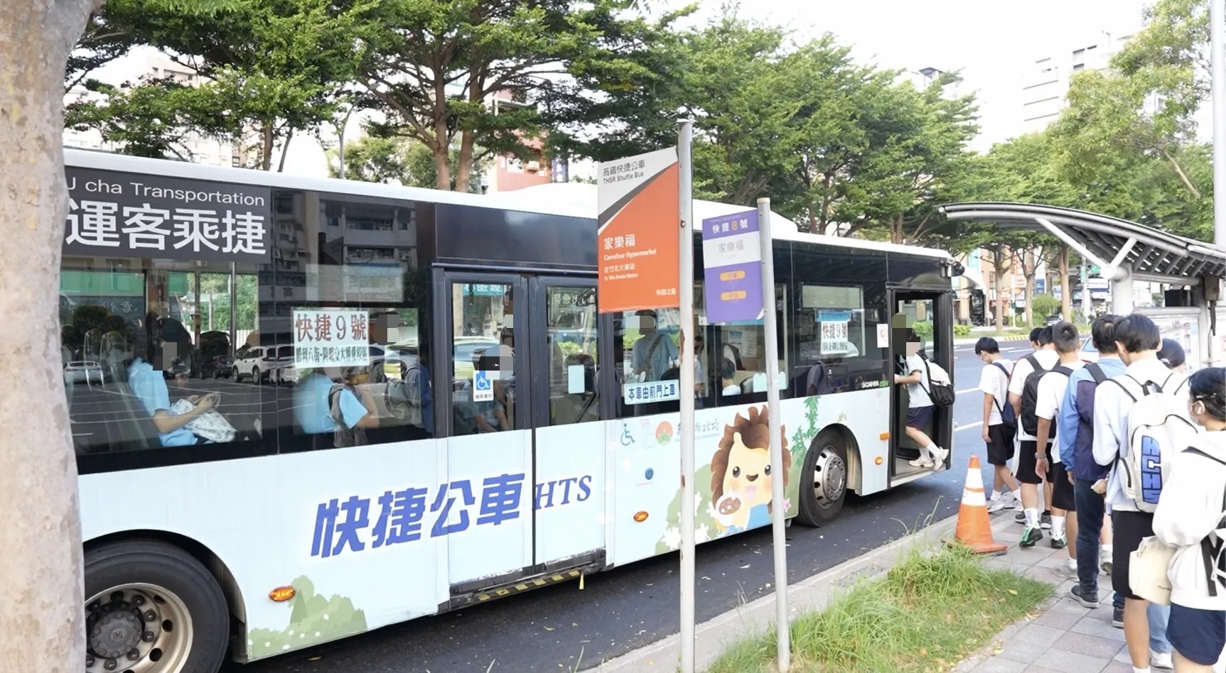 學生排隊搭乘快捷9號公車,縣府宣布10月1日起,平日班次由33班增至41班,回應學生尖峰通學需求。(照片/吳旭智競辦提供)