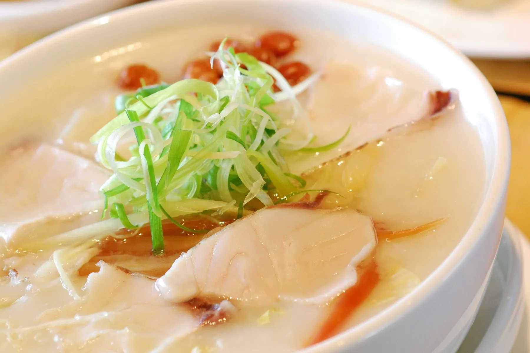 生滾粥是香港經典地道美食代表之一,以即點即煮方式呈現鮮味。(圖/業者提供)