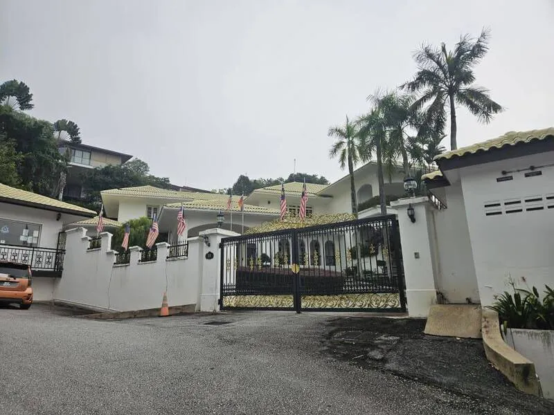 大馬前首相納吉住家外觀 馬來西亞前首相納吉18日獲有條件特赦,將改以居家方式服完剩餘刑期至2028年8月23日。圖為納吉位於吉隆坡的住家外觀。中央社記者黃自強攝115年9月18日