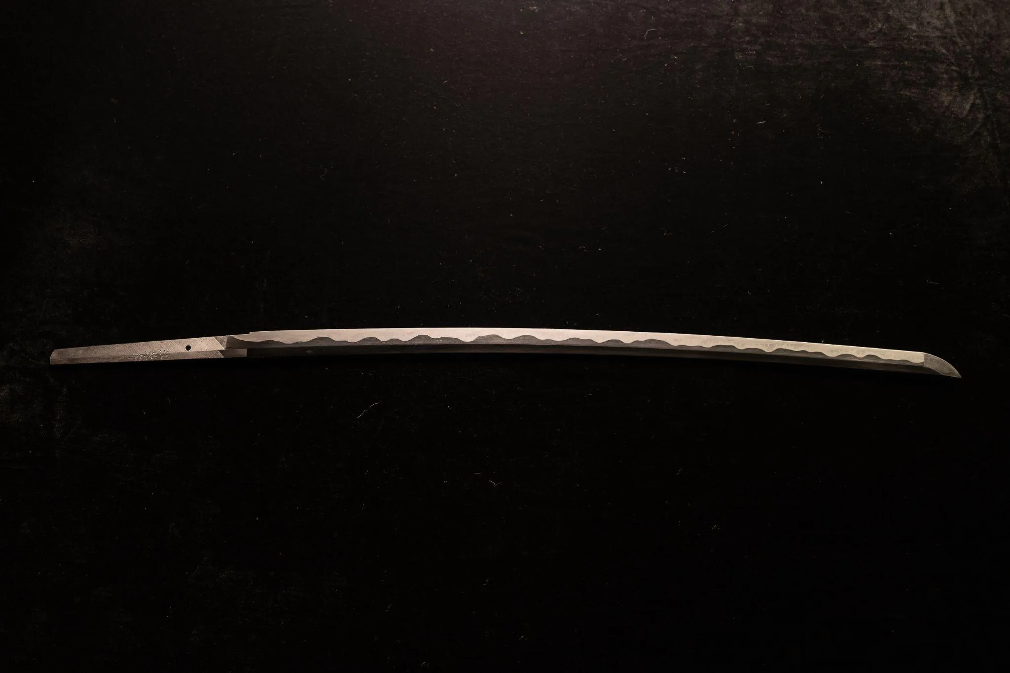 一把完整呈現地肌與刃文的日本刀,鋒芒之外更藏著職人技藝的累積(圖/江榮作|《京都散策》策展團隊提供)