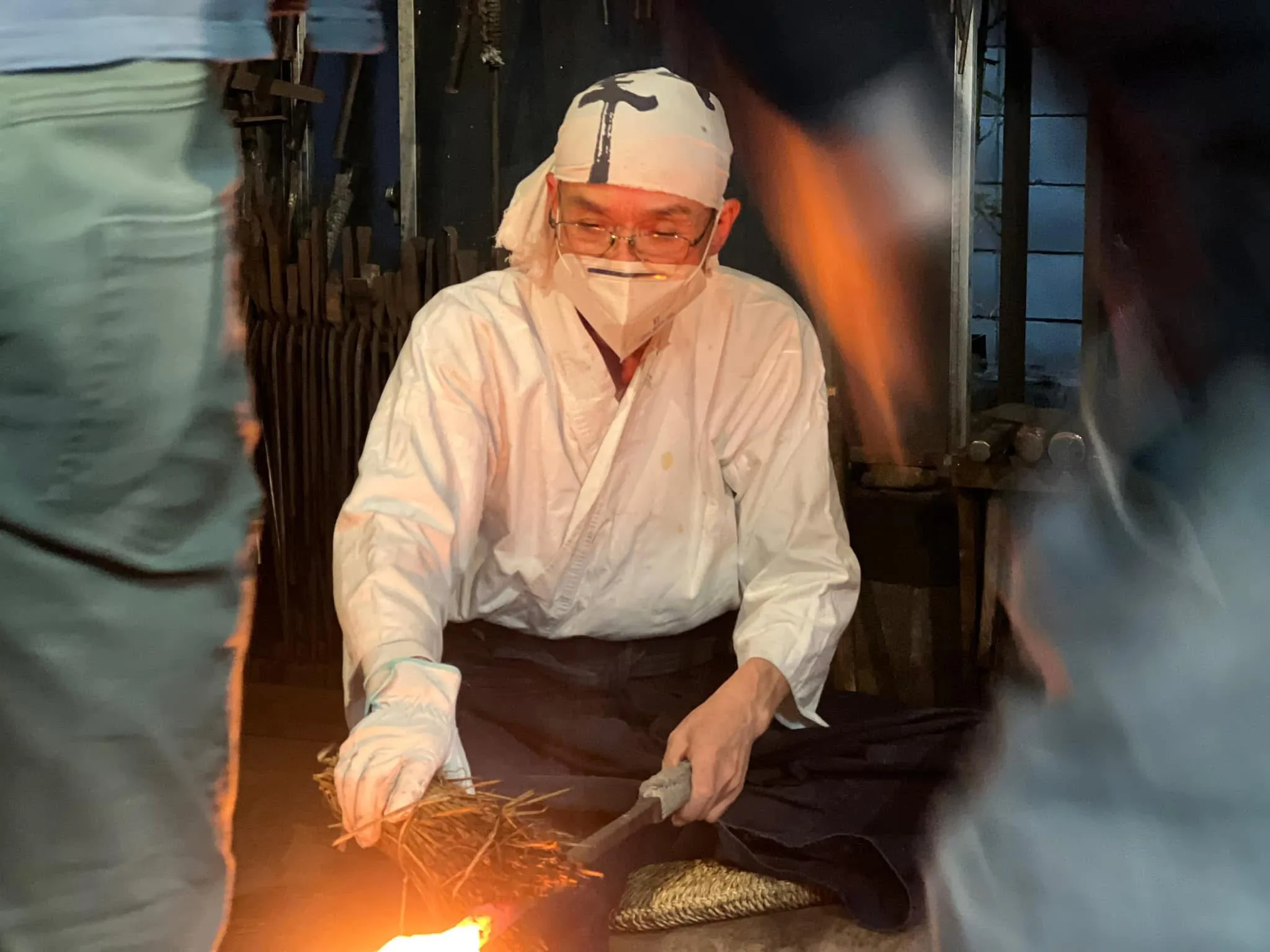 刀匠吉原國家晚年仍親自前往兄長吉原義人的鍛鍊所指導門人(圖/刀匠吉原國家|《京都散策》策展團隊提供)