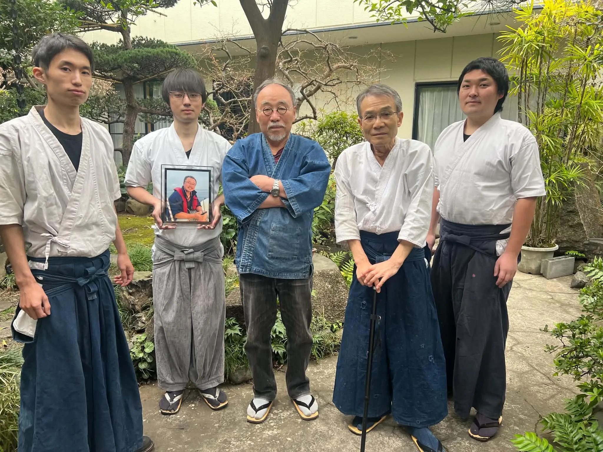 吉原一門與研師高岩節夫等人合影,共同緬懷吉原國家留下的最後一振(圖/刀匠吉原一門|《京都散策》策展團隊提供)