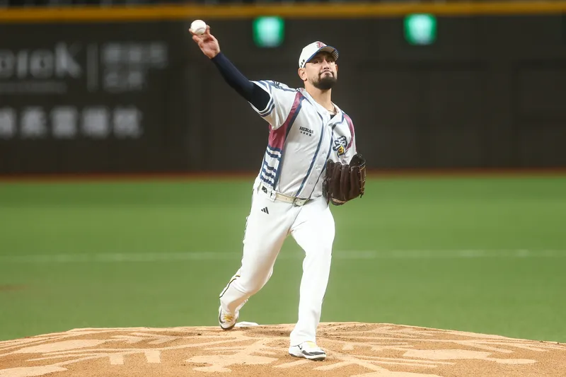 中信兄弟洋投勝騎士(Mario Sanchez)擔任台灣大賽G1先發,本季25場11勝7敗、防禦率3.08。圖為9月18日例行賽先發畫面。(中央社)