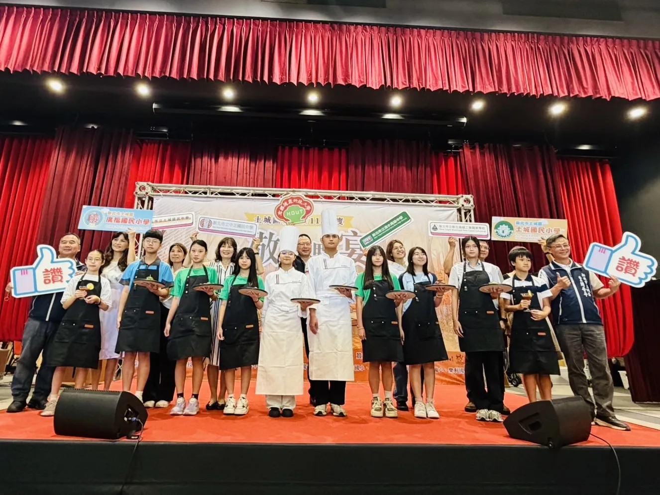 宏國德霖科大餐旅系學生帶領中小學生完成餐點後依序進場上菜,從料理到服務全程實作,展現技職教育做中學精神。(圖/宏國德霖科技大學提供)