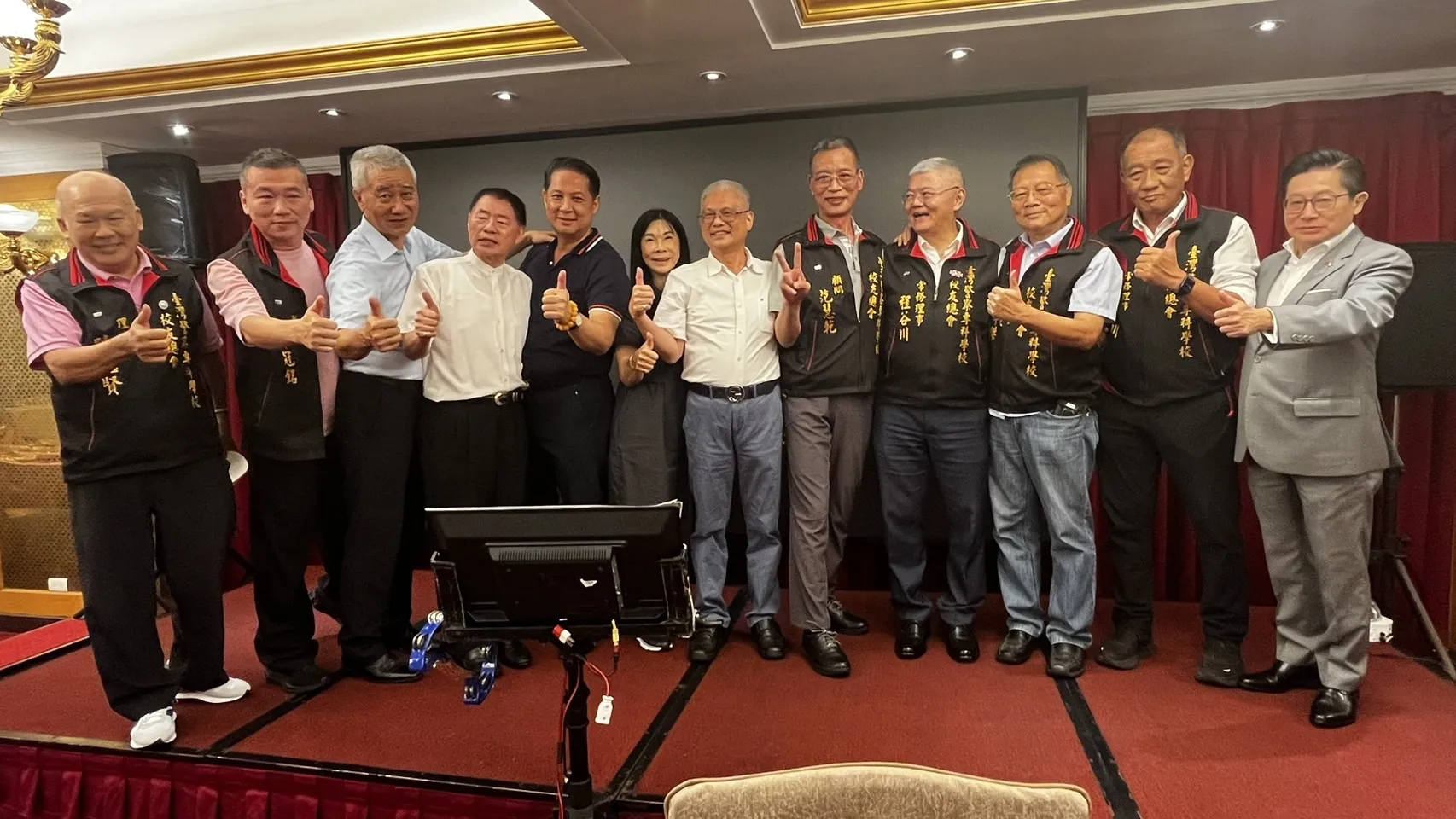 警專校友總會理監事與顧問於聯誼感恩餐會齊聚交流,感謝各界長期支持會務發展及公益服務,共同為校友總會注入持續前進動能。(圖/警專校友總會提供).jpeg