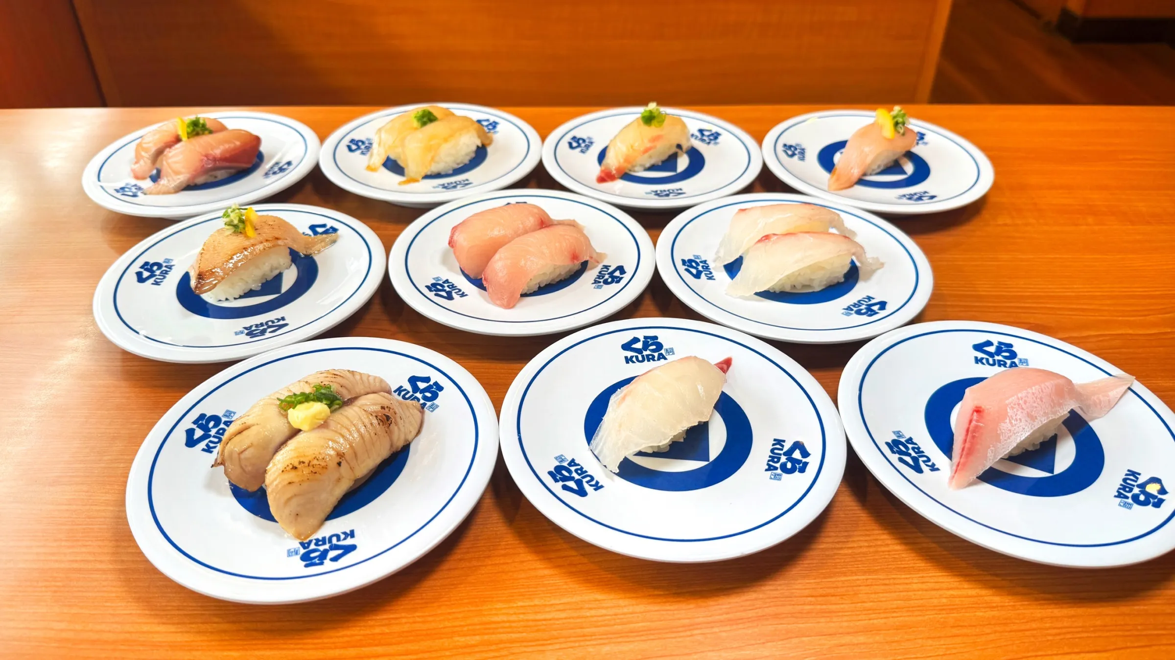 藏壽司「愛媛縣產蜜柑魚」系列澎湃亮相,一次集結真鯛、鰤魚等多達 10 款極上旬味壽司,搶攻秋季限定美食話題。(圖/業者提供)