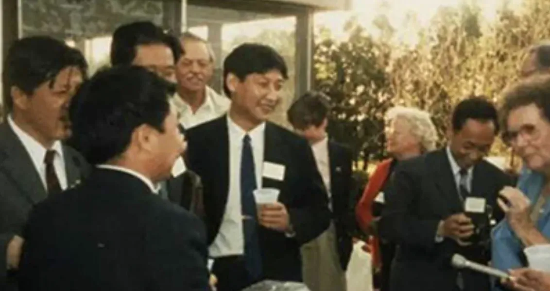1985年,習近平第一次訪美。(翻攝南加大美中學院官網)