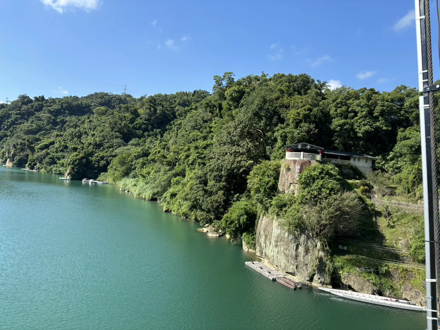 碧潭吊橋上遙望和美山(攝影:藍宜柔)