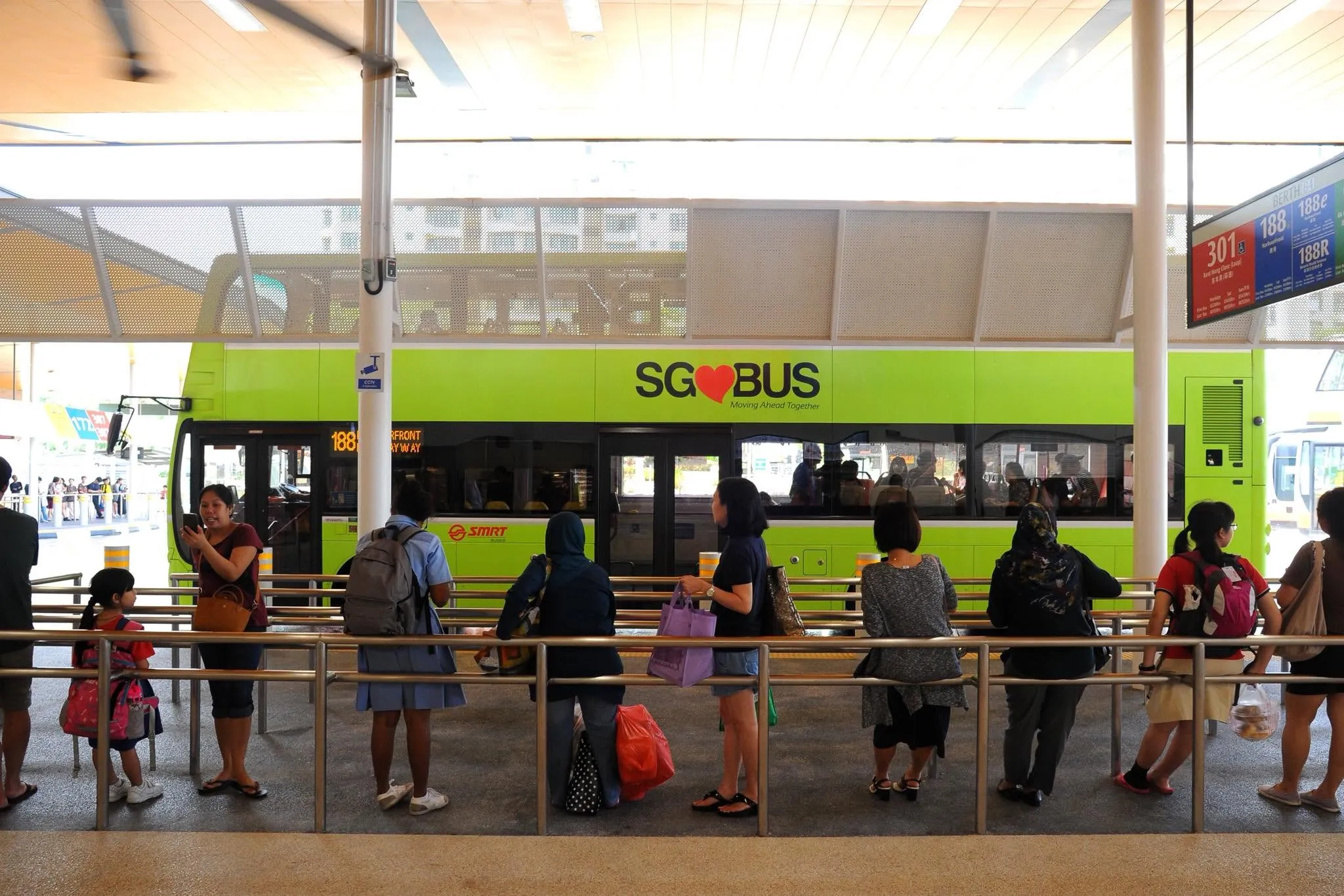 新加坡陸路交通局啟用新限制:未來搭公車吃東西、公開播放音樂,都將被開罰500新幣。(取自陸路交通局粉專)