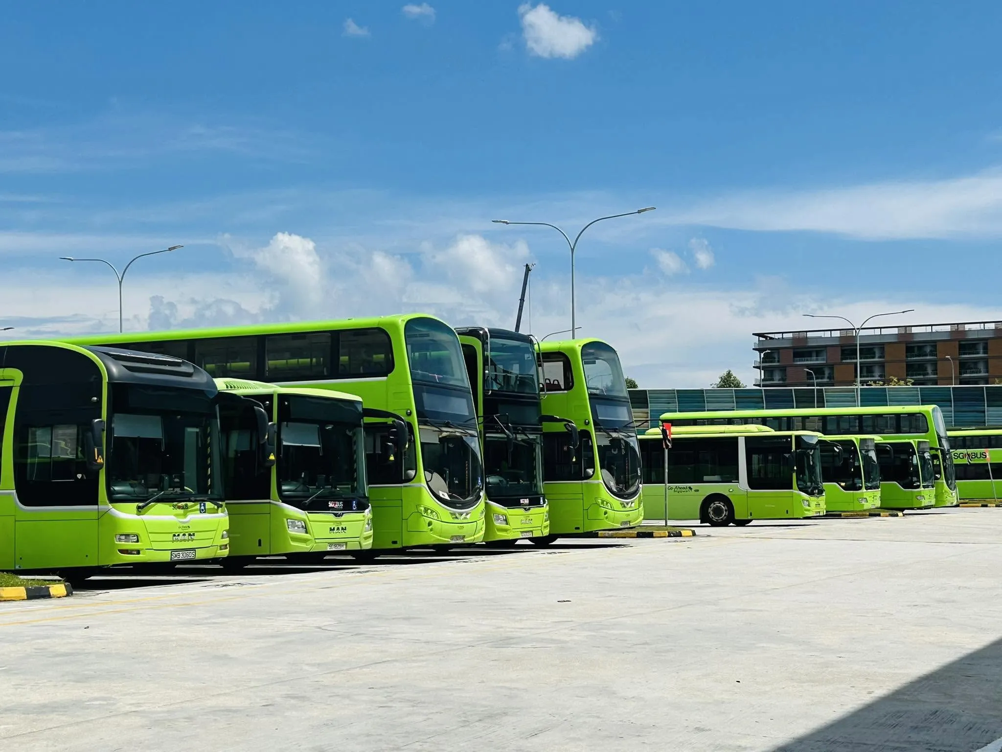 新加坡陸路交通局啟用新限制:未來搭公車吃東西、公開播放音樂,都將被開罰500新幣。(取自陸路交通局粉專)