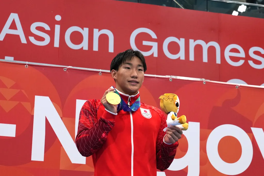 年僅17歲的日本游泳選手大橋信,在亞運200公尺蛙式決賽刷新世界紀錄奪金。(美聯社)