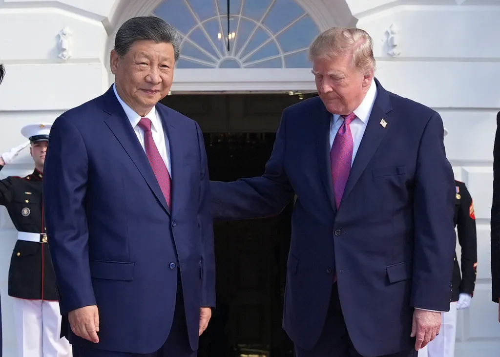 美國總統川普(右)在白宮接待習近平到訪。(美聯社)
