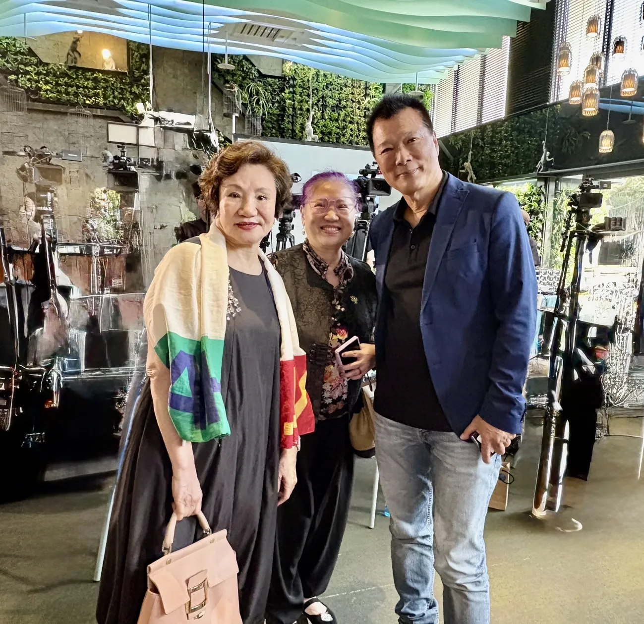 瑞彩凝光開幕現場嘉賓齊聚,對周丹薇而言,這場展覽不只是作品發表,也像是向多年好友分享人生另一段創作篇章。(圖/主辦單位提供)