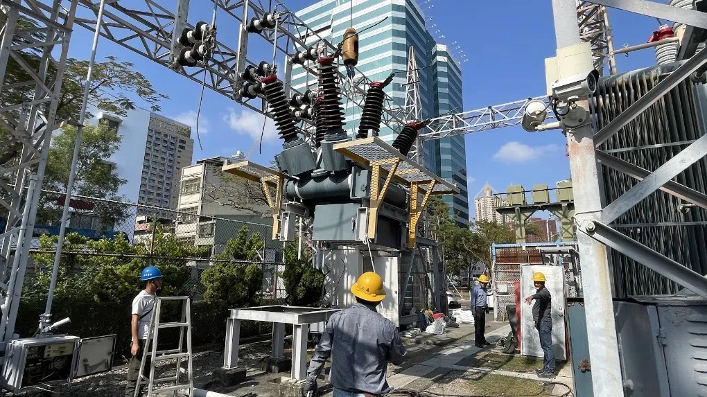 鹽埕S/S,69kV特高壓原裸露式開關場之GCB(氣體斷路器)拆除。(圖/台電提供)