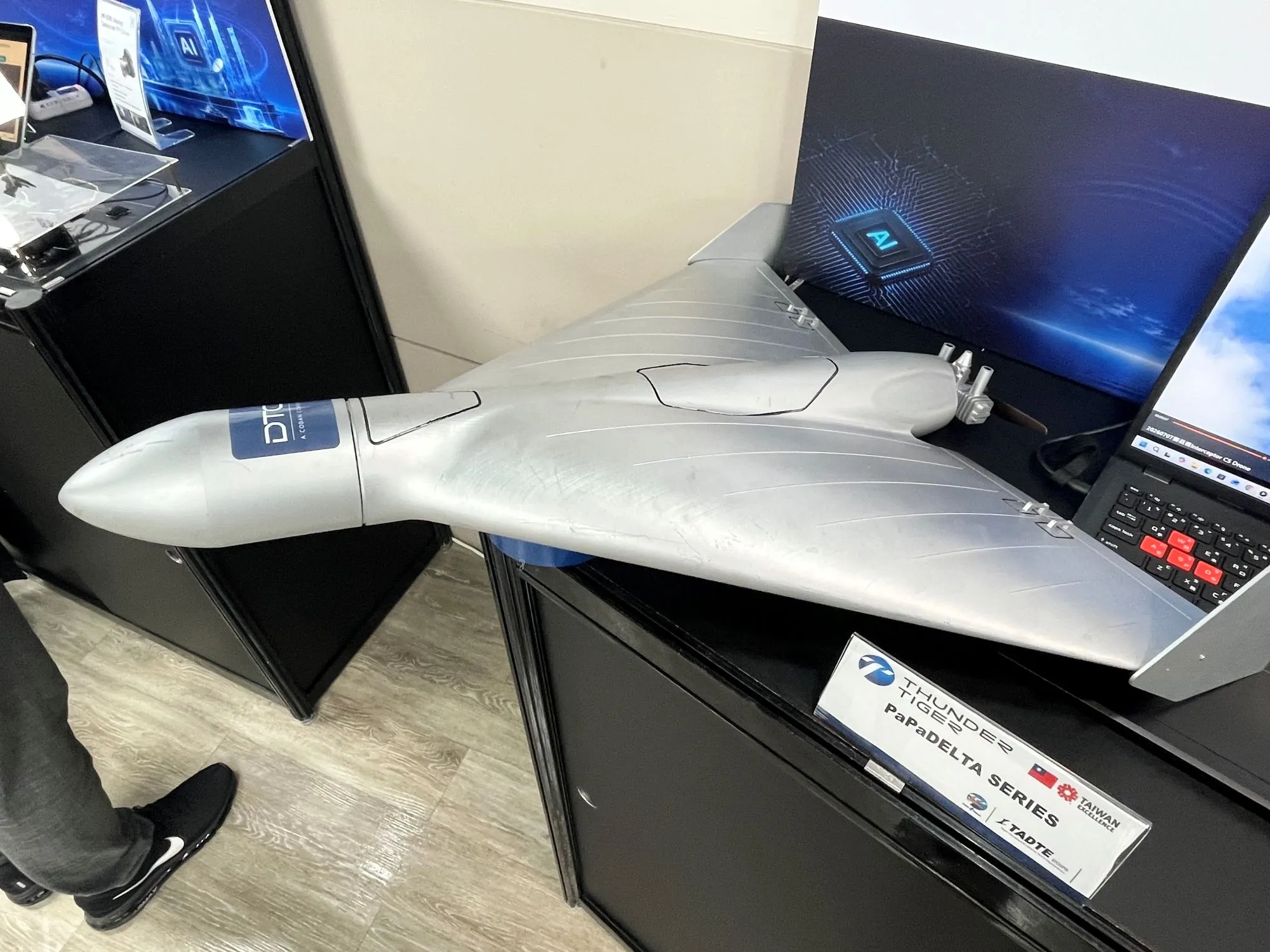 雷虎科技於2026年8月展示由其自力開發的自殺攻擊無人機「鐵三角」(PaPaDELTA)樣品。(劉煥彥攝)