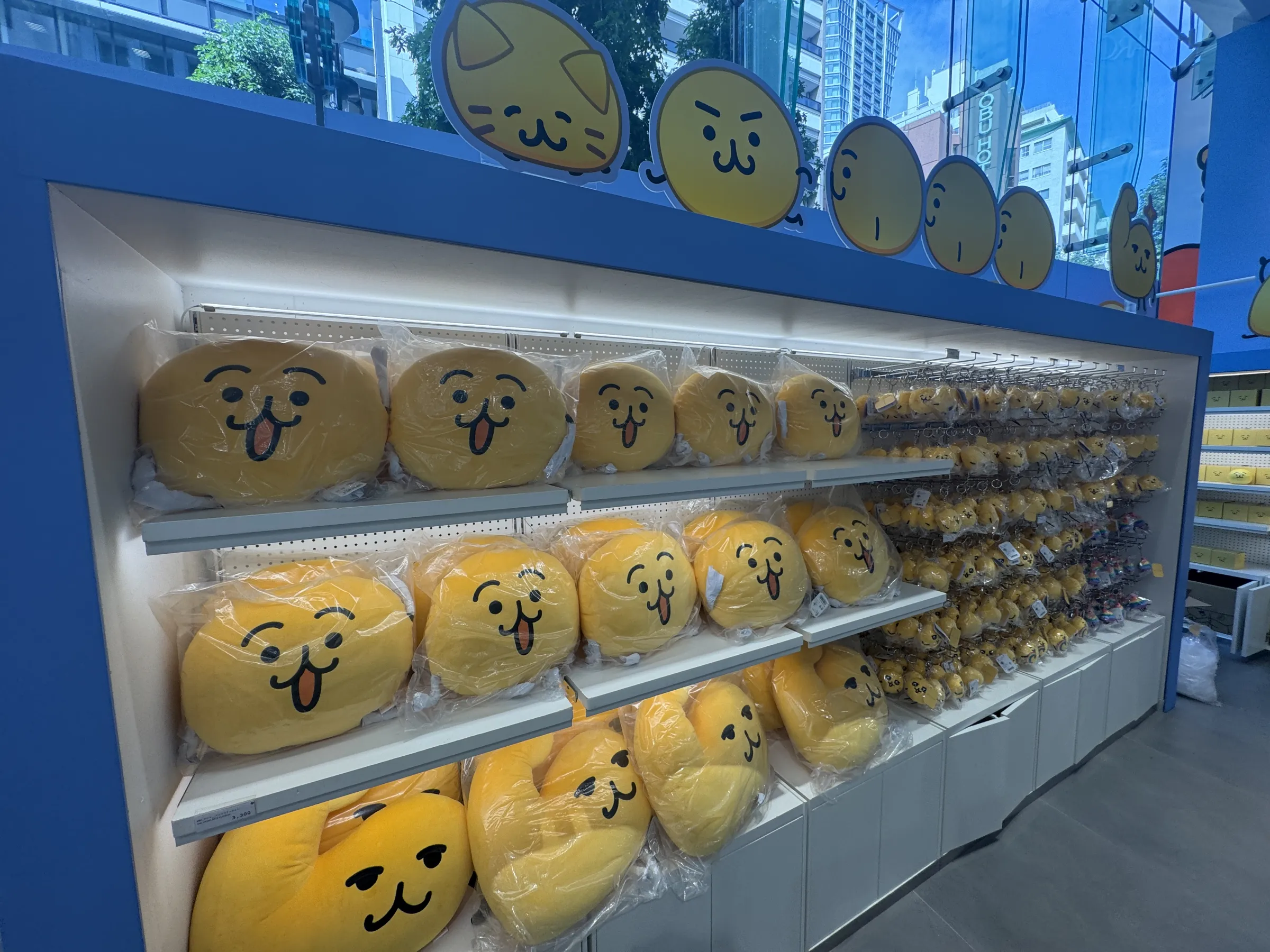 LINE FRIENDS SQUARE SHIBUYAで開催中の「えもじの子(仮)」ポップアップストアは連日大盛況で、完売商品が続出するなか10月16日からの大阪開催や全国巡回も決定した。黃信維