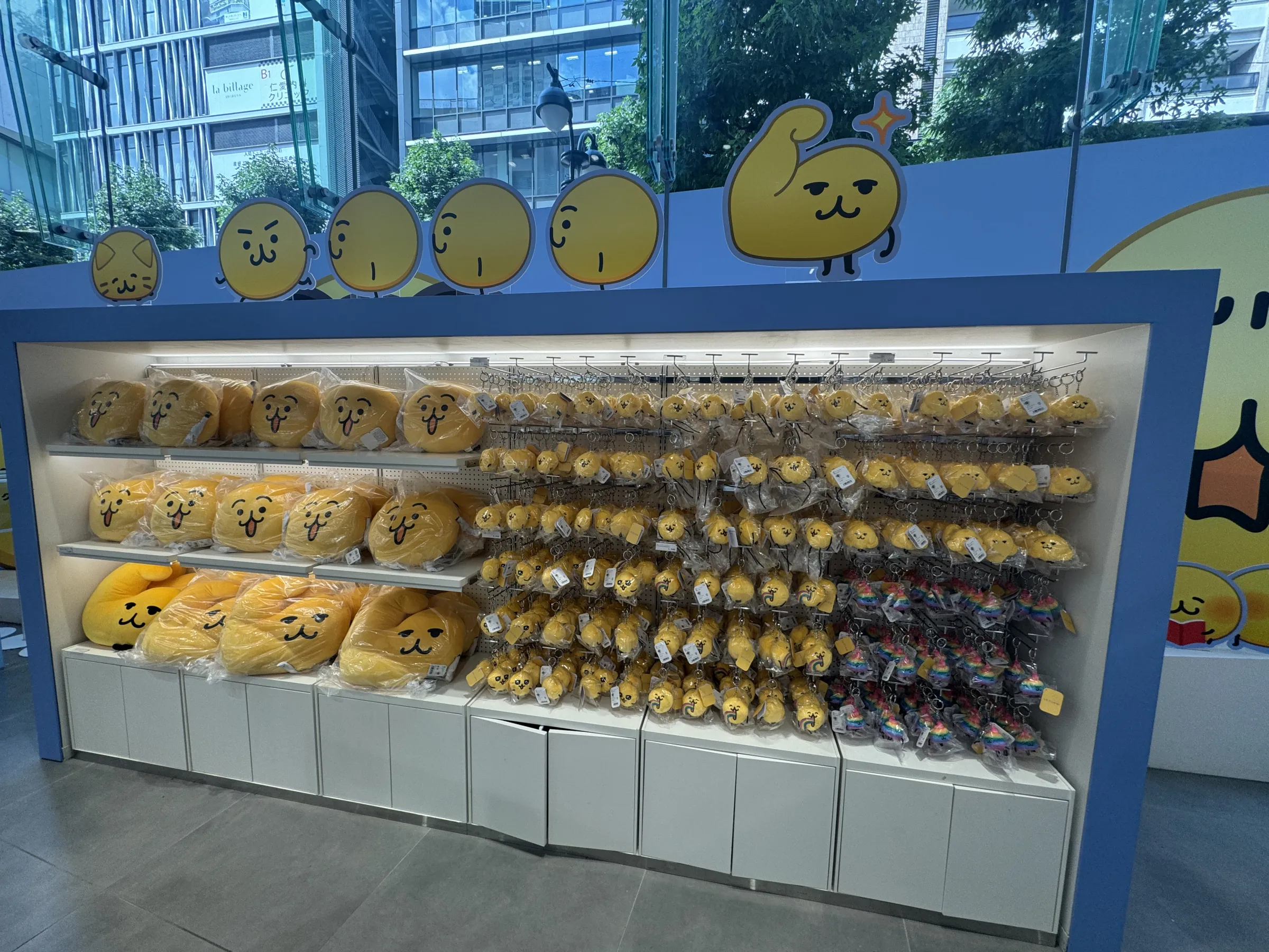 LINE FRIENDS SQUARE SHIBUYAで開催中の「えもじの子(仮)」ポップアップストアは連日大盛況で、完売商品が続出するなか10月16日からの大阪開催や全国巡回も決定した。黃信維