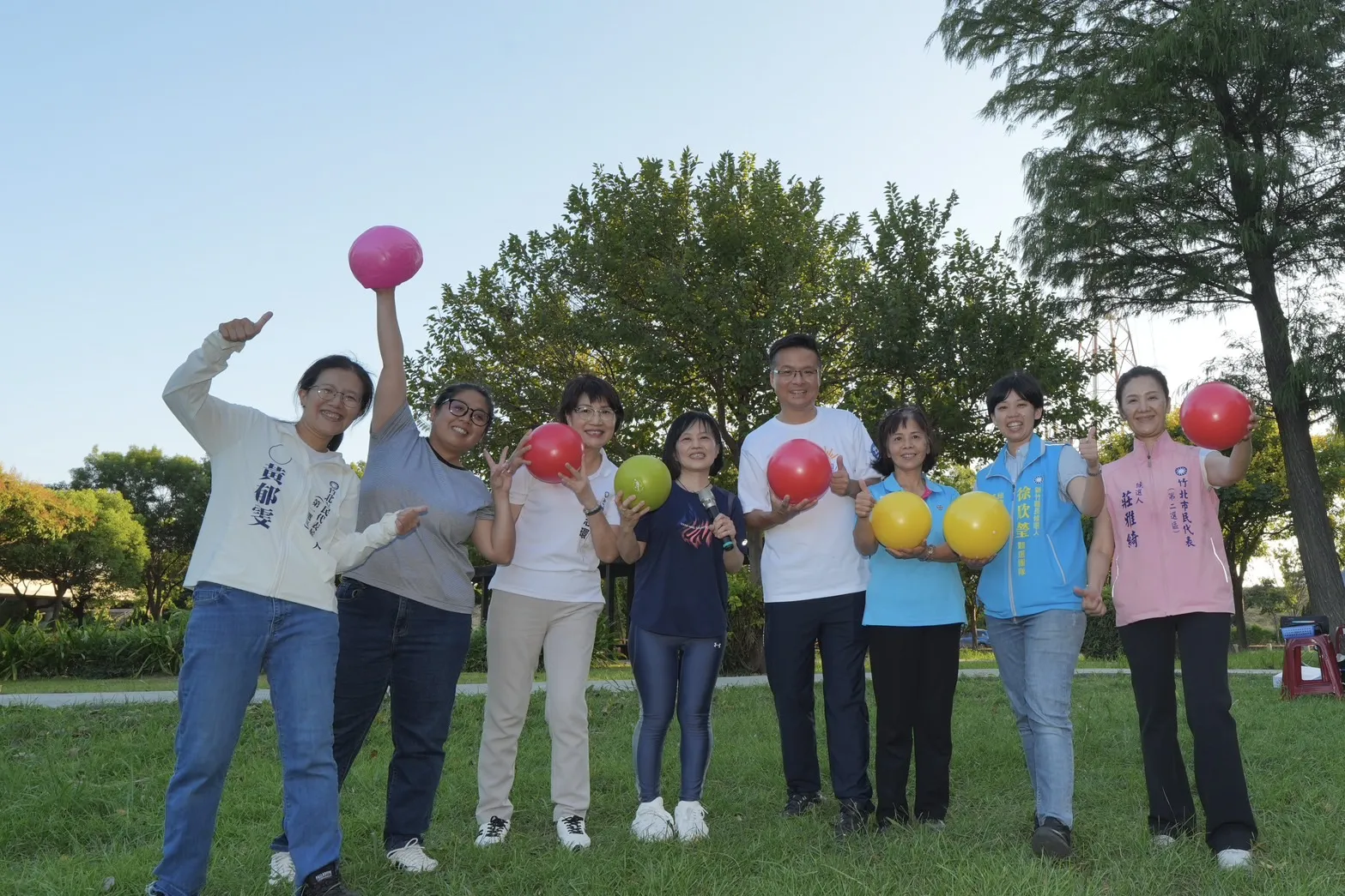 大批民眾在興隆公園草地跟著老師進行彈力球運動,親子與長輩共同參與,呈現全齡運動的活動訴求。(圖/吳旭智服務團隊提供)