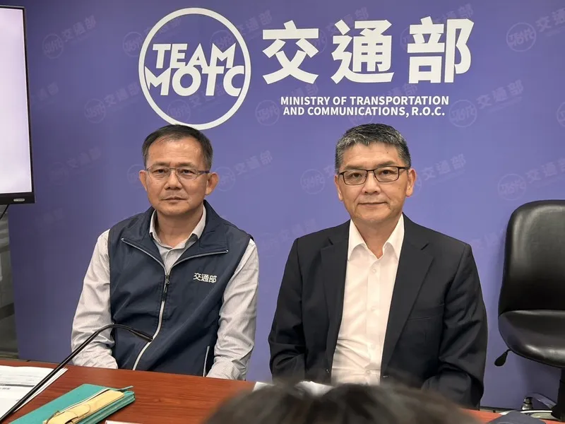 交通部9月召開道安記者會說明毒駕相關數據,毒駕加重處罰10月31日起上路。圖為交通部路政及道安司司長吳東凌(左)、內政部警政署交通組科長陳其鋒(右)。(資料照/中央社)