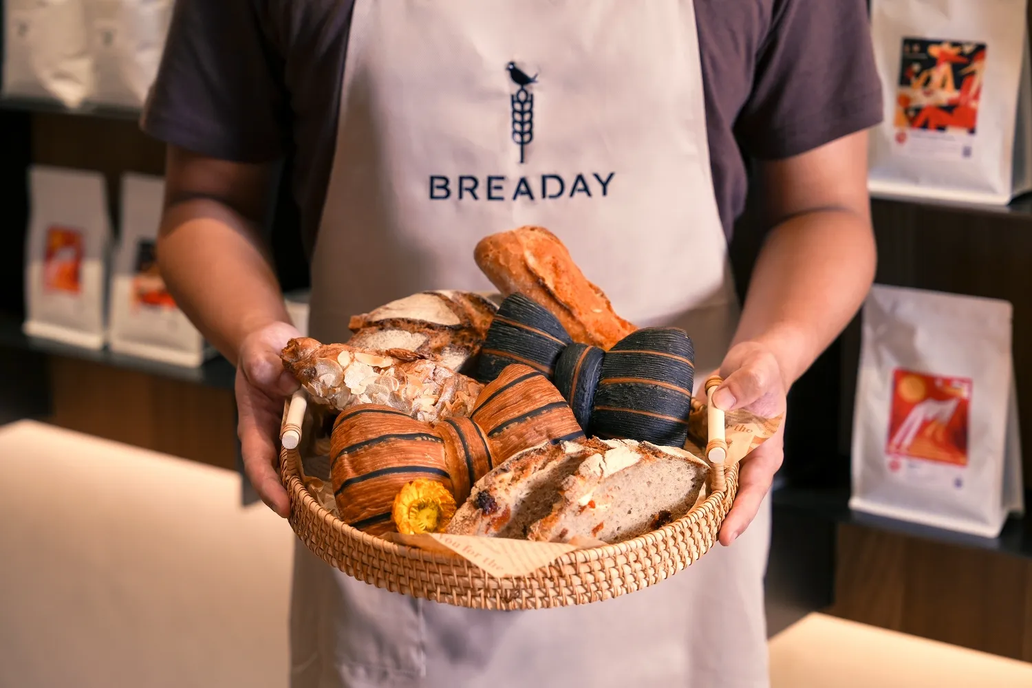 BREADAY台北店首波推出20多款麵包,包括酸種麵包、法棍與造型吸睛的蝴蝶結可頌。(圖/BREADAY提供)