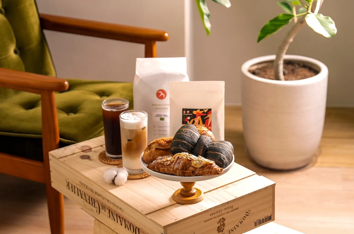 BREADAY台北店設有內用座位,可搭配FUGLEN北歐淺焙咖啡品嘗現烤麵包。(圖/BREADAY提供)