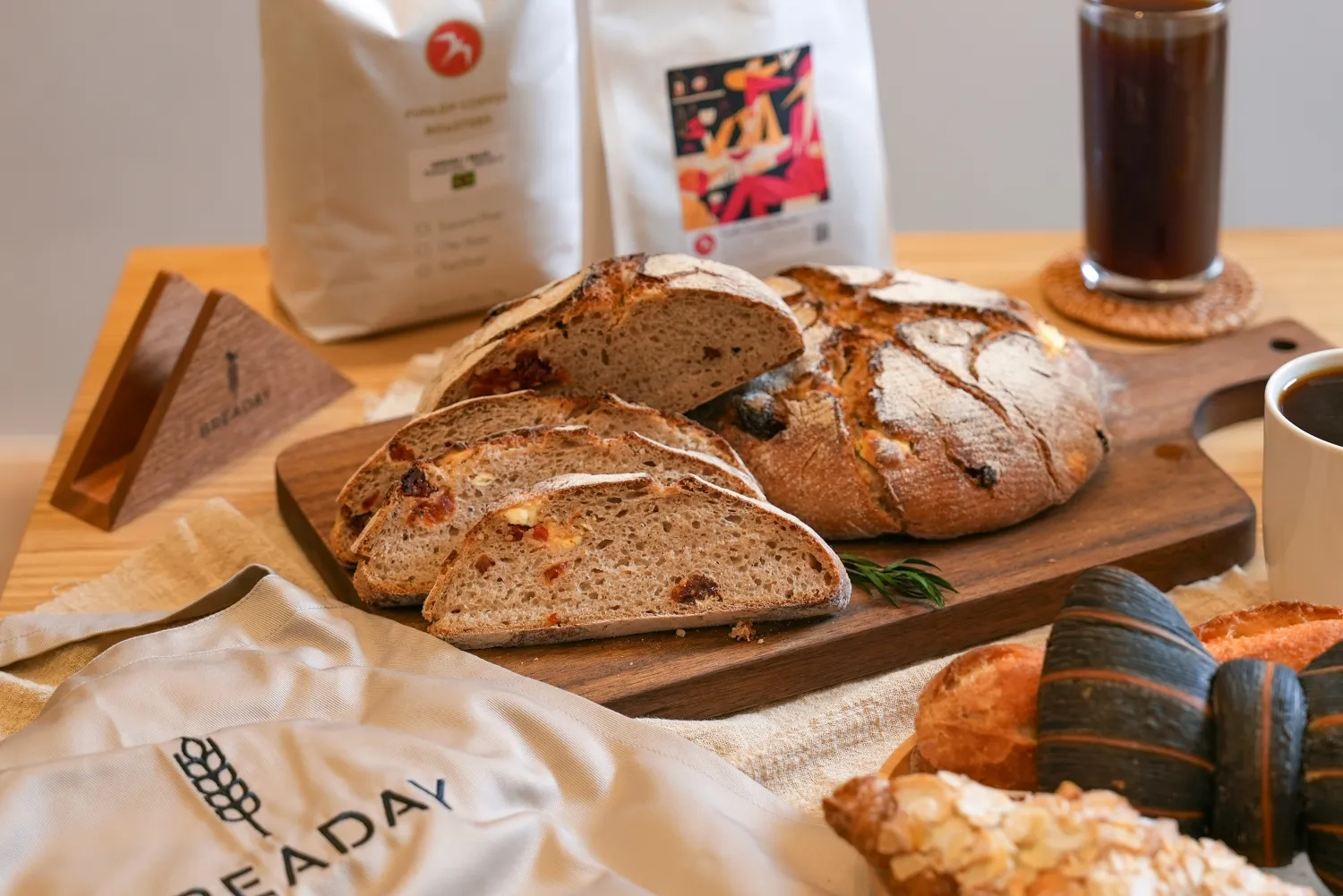 BREADAY的酸種麵包經長時間低溫發酵,外層酥脆、內部濕潤。(圖/BREADAY提供)