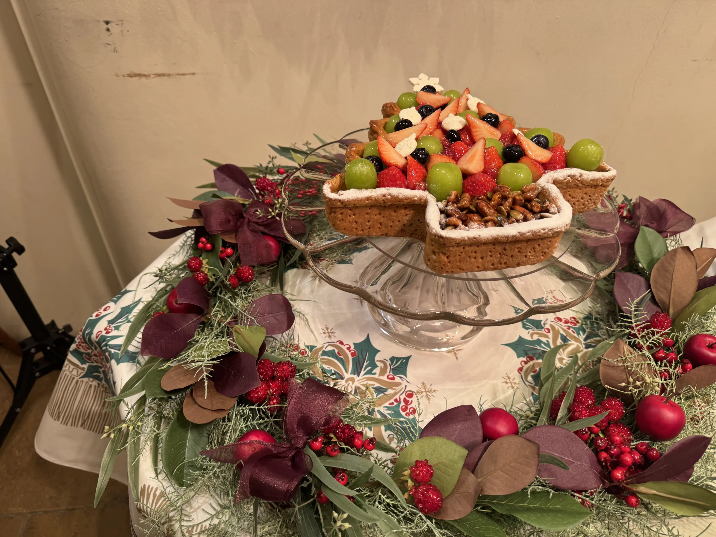 キル フェ ボンが2026年クリスマスケーキの試食会を開催し、平日の少人数需要や幅広い嗜好に対応した新作ショートケーキタルトなど5年ぶりとなる全5種の予約を10月1日より開始する。黃信維
