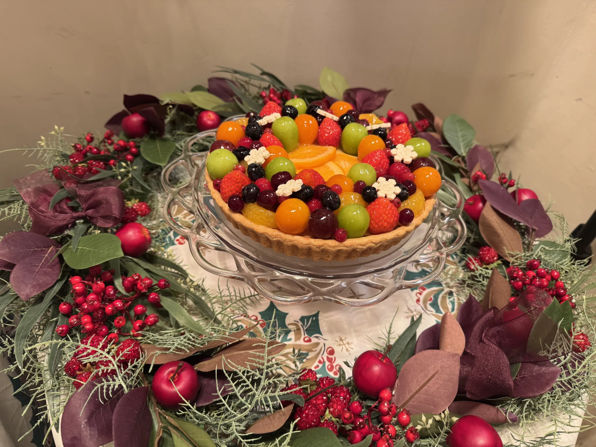 キル フェ ボンが2026年クリスマスケーキの試食会を開催し、平日の少人数需要や幅広い嗜好に対応した新作ショートケーキタルトなど5年ぶりとなる全5種の予約を10月1日より開始する。黃信維
