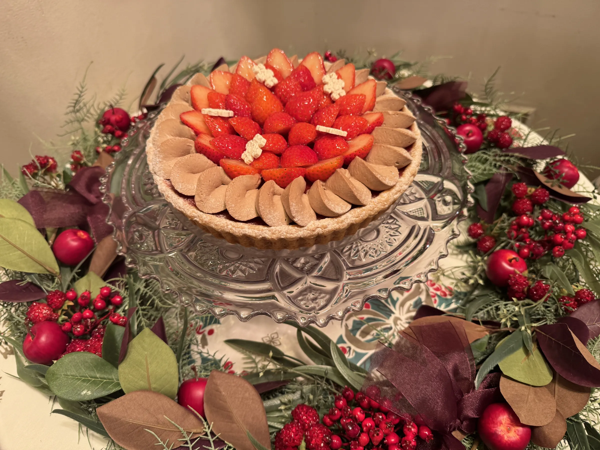 キル フェ ボンが2026年クリスマスケーキの試食会を開催し、平日の少人数需要や幅広い嗜好に対応した新作ショートケーキタルトなど5年ぶりとなる全5種の予約を10月1日より開始する。黃信維