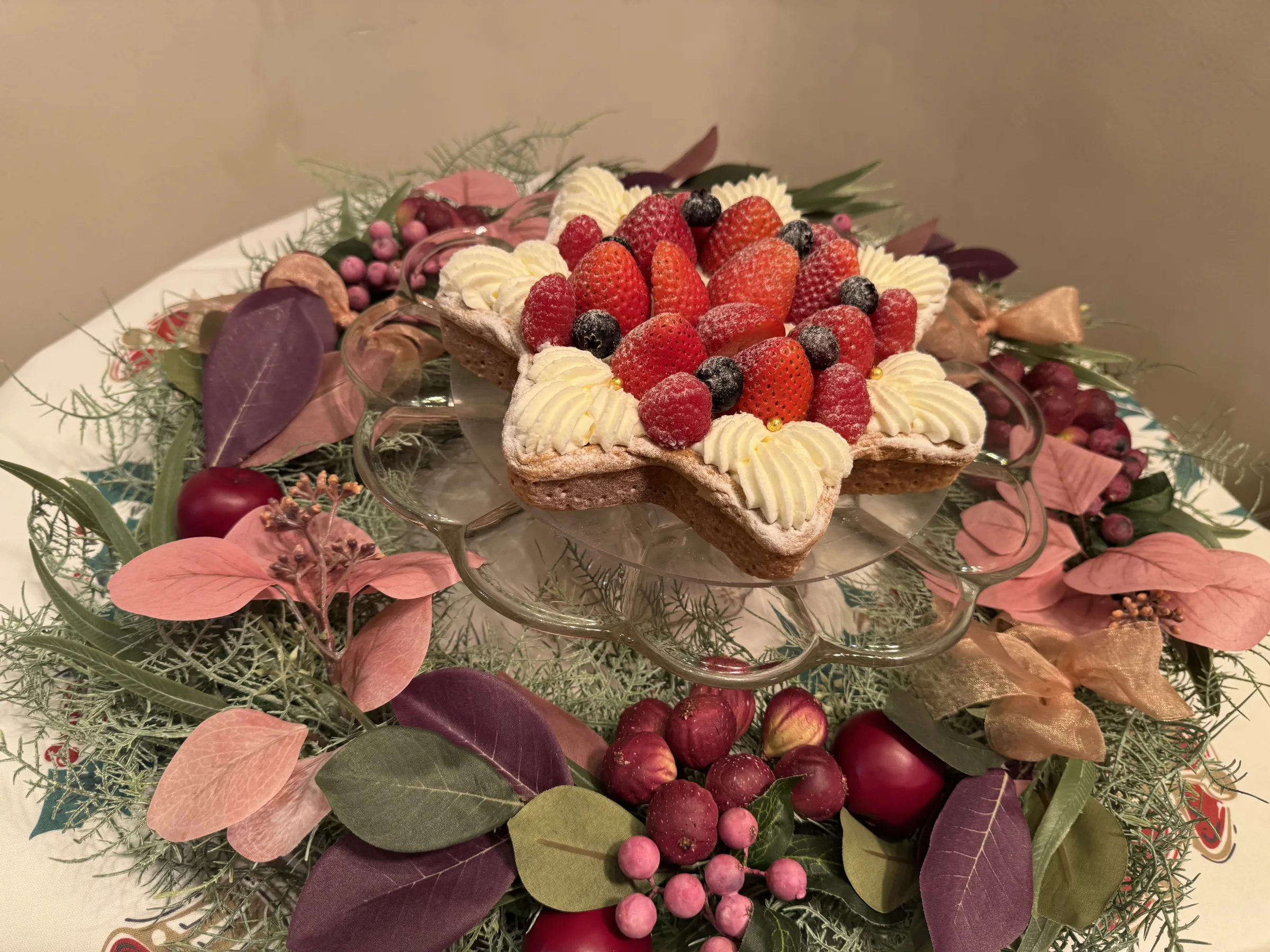 キル フェ ボンが2026年クリスマスケーキの試食会を開催し、平日の少人数需要や幅広い嗜好に対応した新作ショートケーキタルトなど5年ぶりとなる全5種の予約を10月1日より開始する。黃信維