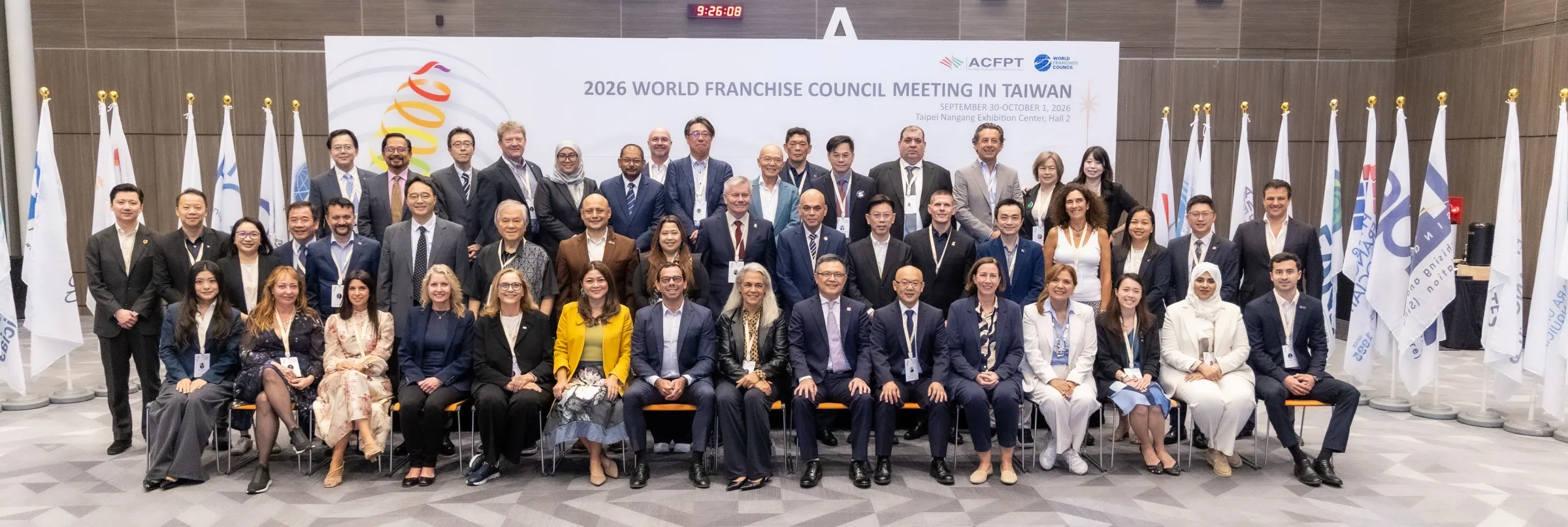 世界加盟理事會各國代表於台北年會合影,全球二十六國、近六十位加盟協會領袖與產業代表齊聚台灣,展現台灣連鎖加盟產業串聯國際市場的能量。(圖/台灣連鎖加盟促進協會提供)