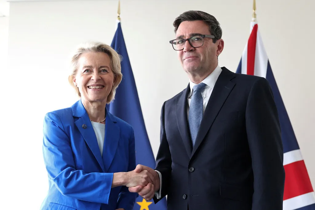 英國首相柏南(右)和歐盟執委會主席范德萊恩會面。(美聯社)
