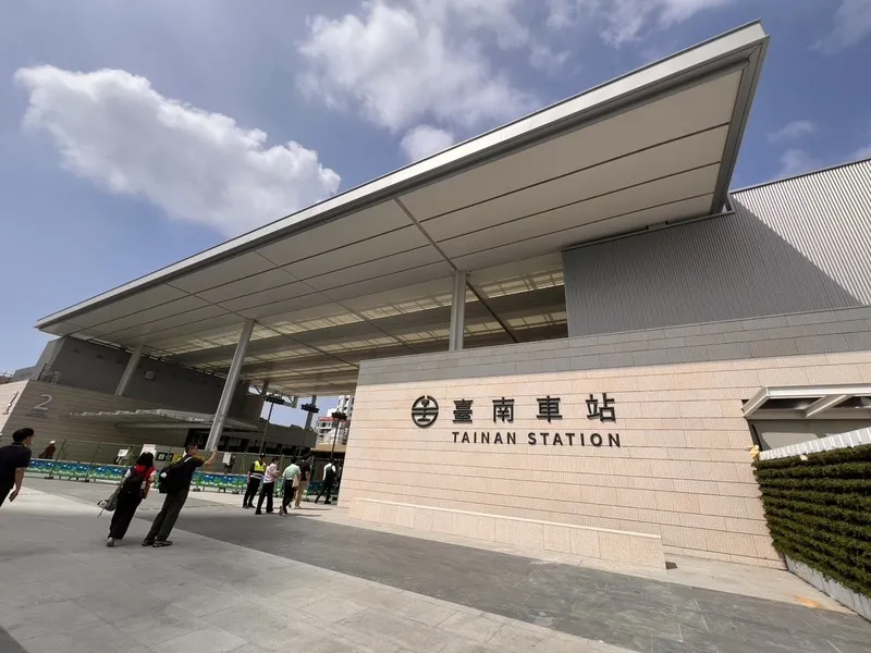 台南車站外觀 台南市區鐵路地下化第一階段通車倒數,鐵道局工程團隊1日帶媒體導覽台南車站,圖為車站外觀。中央社記者黃巧雯攝115年10月1日