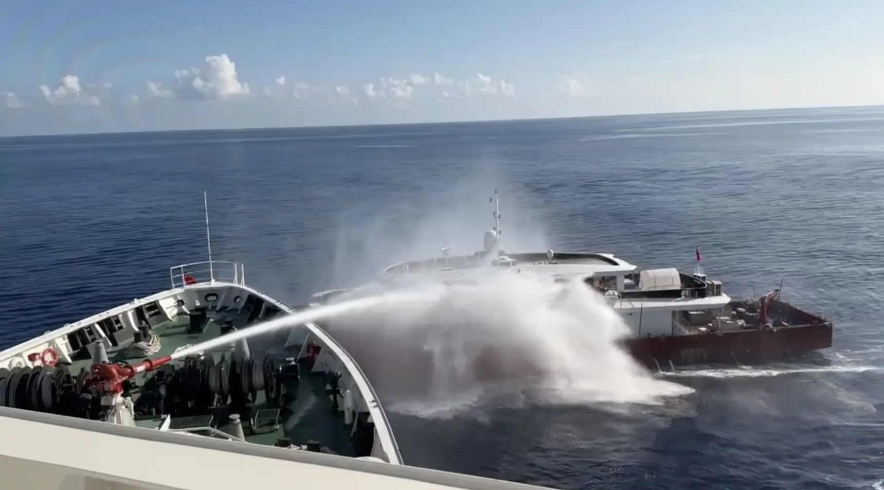 20261002-海巡署雲林艦2日依法驅離中國漁船。(海巡署提供)