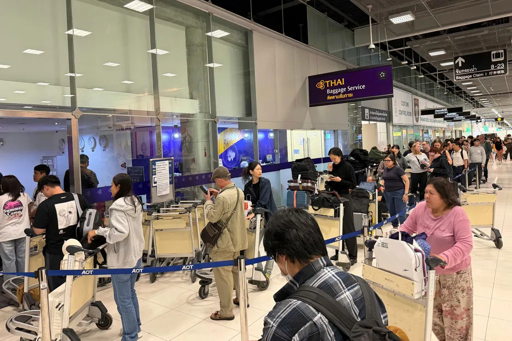曼谷連日暴雨釀成市區淹水,連帶讓機場受到衝擊,航空延誤和大量行李閒置在機場內部。(美聯社)
