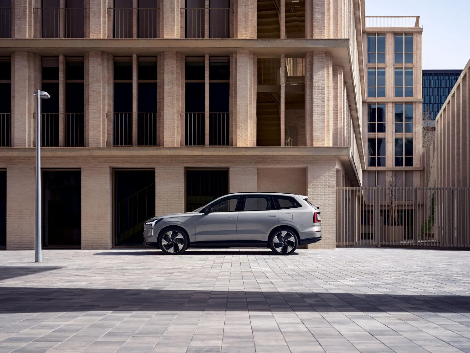 車側線條造就 Cd 0.29 的風阻係數,全新Volvo EX90詮釋 Volvo「形隨功能」的北歐設計理念。(Volvo提供)