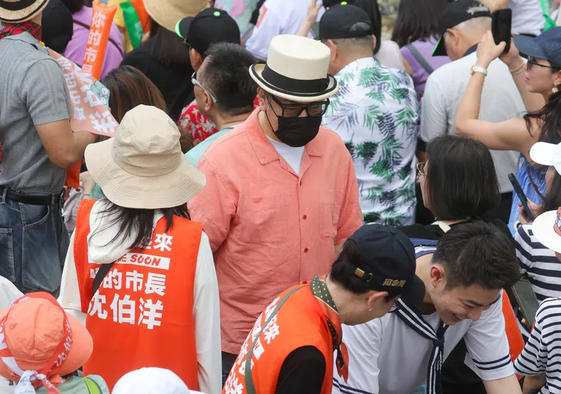 沈伯洋競選總部成立大會 蔡康永現身 民進黨台北市長參選人沈伯洋競選總部成立大會4日下午在北平東路舉行,藝人蔡康永(中)現身會場。中央社記者謝佳璋攝115年10月4日
