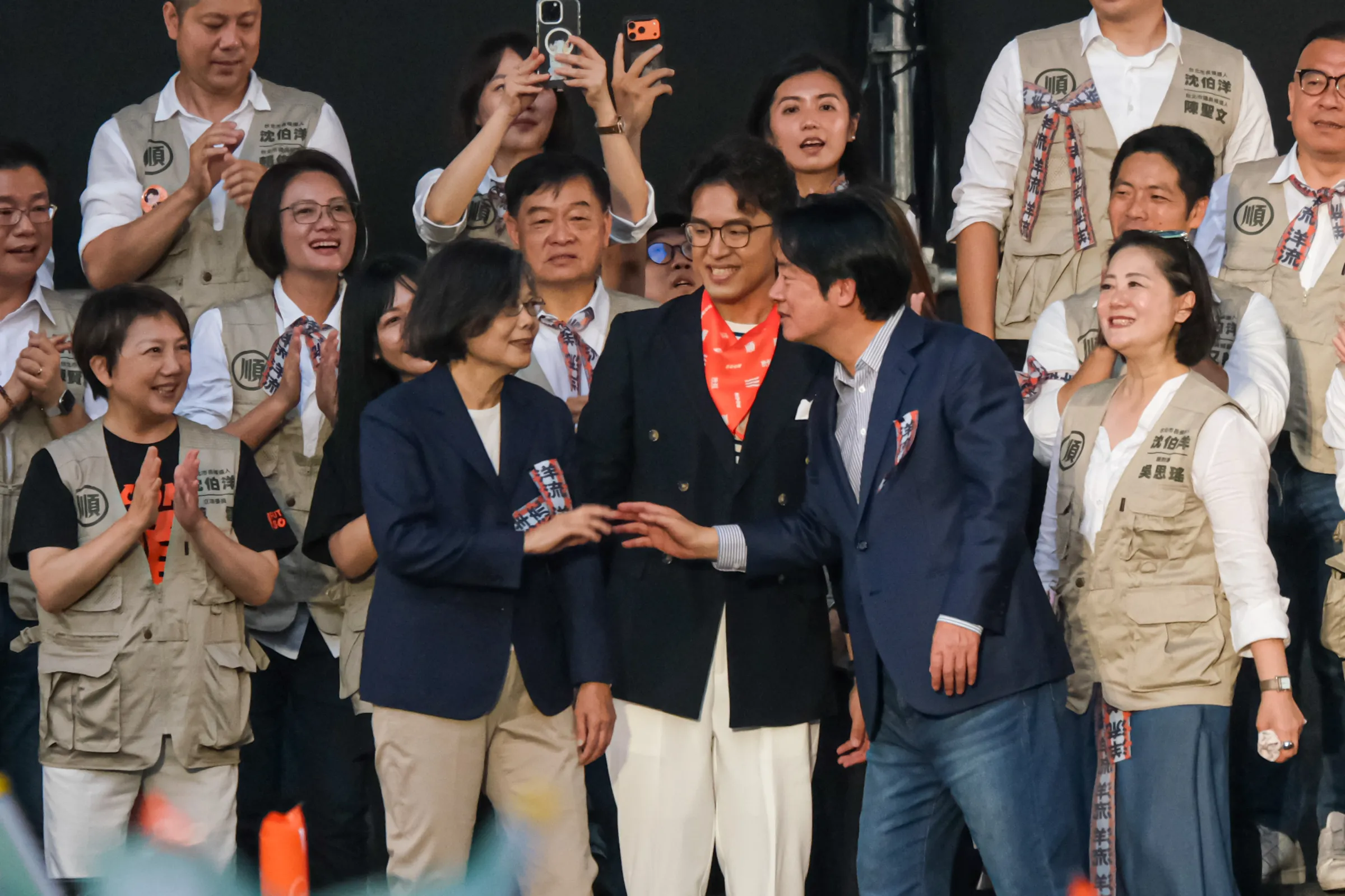 20261004-沈伯洋競選總部成立大會於4日舉行,前總統蔡英文(左起)、民進黨台北市長參選人沈伯洋、總統賴清德。(劉偉宏攝)