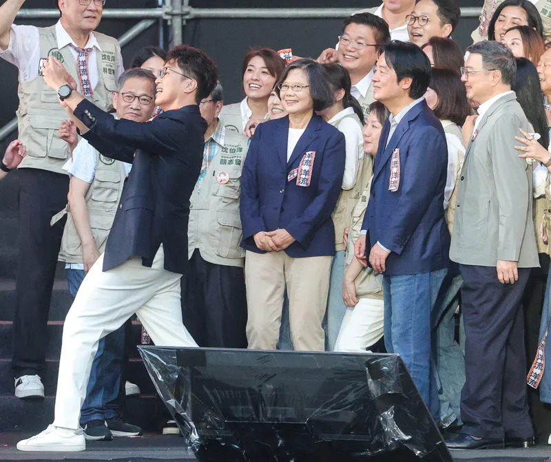 2026年10月4日,沈伯洋(前左)在競選總部成立大會上,與民進黨主席賴清德(前右2)、前總統蔡英文(前左2)、行政院長卓榮泰(前右)等人合影。(中央社)