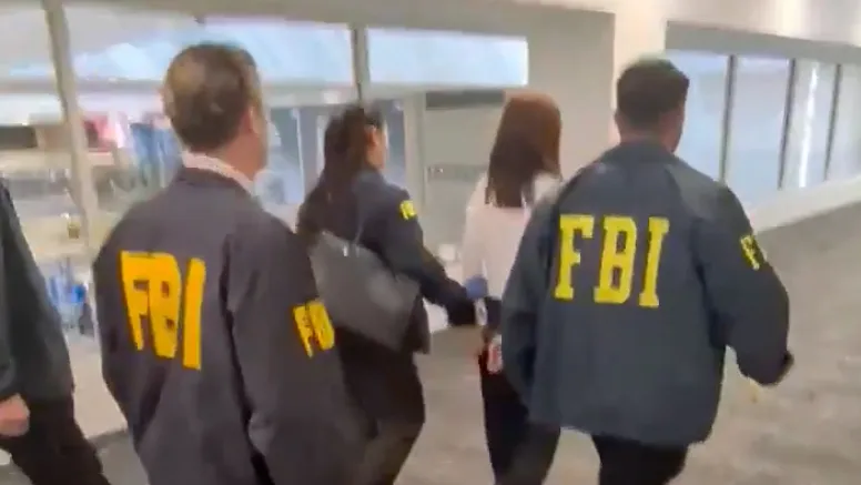 涉替中國政府監控賴清德長子一家的華裔女房仲張婉英,在洛杉磯機場準備飛往上海前遭聯邦執法人員上銬逮捕,住家、妻兒及車牌疑都曾成為拍攝目標。(圖/翻攝自F.A. United States Attorney Bill Essayli X)