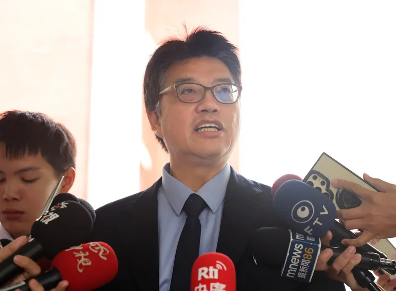 邱垂正:將建中共跨境鎮壓全民指引 陸委會主委邱垂正6日在立法院院會前受訪,針對中國涉嫌在美國監控總統賴清德家人一事表示,將積極增修「反滲透法」等法律強化法制,並建立全民指引,協助民眾了解遭遇中共跨境鎮壓時如何取得協助。中央社記者王飛華攝115年10月6日